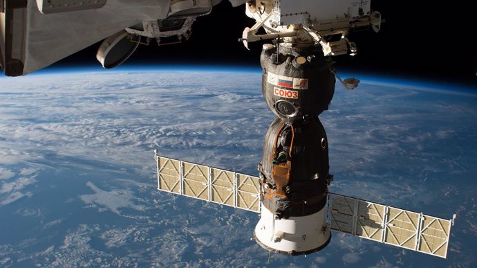 Roscosmos averigua el origen del agujero en una Soyuz pero no lo revela