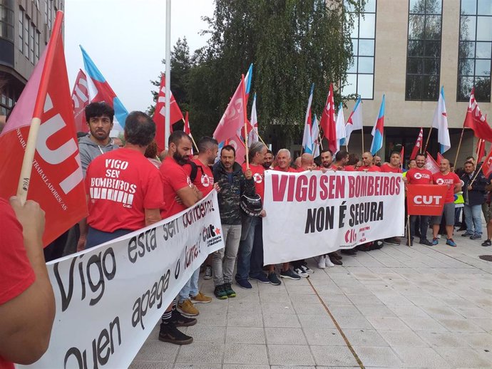 Bomberos de Vigo concentrados ante el edificio de los juzgados de la ciudad olívica.