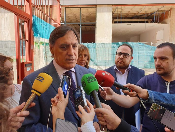 El alcalde de Salamanca atiende a los medios de comunicación