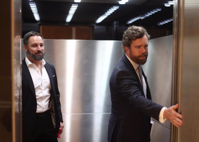 El presidente de Vox y el portavoz parlamentario del partido, Santiago Abascal e Iván Espinosa de los Monteros, cogen el ascensor en el Congreso de los Diputados
