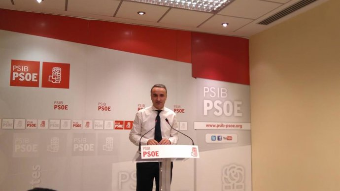 El diputat socialista al Congrés, Pere Joan Pons, a una roda de premsa.