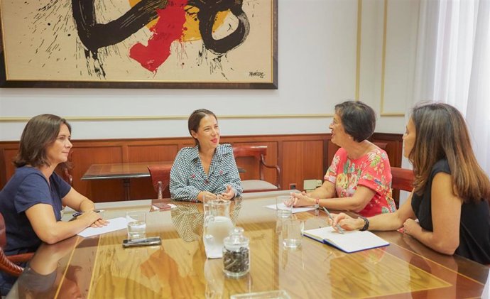 La alcaldesa de Santa Cruz de Tenerife, Patricia Hernández, en una reunión con Unicef