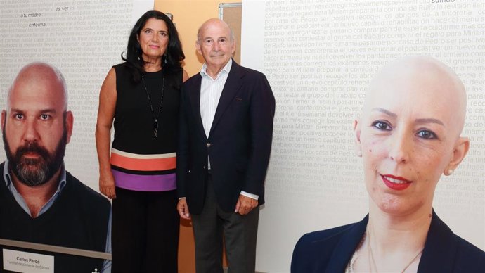 La vicerrectora de Relaciones Institucionales de la Universidad Pablo de Olavide, Pilar Rodríguez Reina, y el presidente de la AECC de Sevilla, Julio Cuesta, en la inauguración este miércoles de la exposición fotográfica.