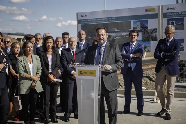 El ministro de Fomento en funciones, José Luis Ábalos, da un discurso en La Hiniesta (Zamora), a donde se ha desplazado para recorrer en un tren de pruebas el tramo Zamora-Pedralba de la Pradería de la Línea de Alta Velocidad Madrid-Galicia y de este modo
