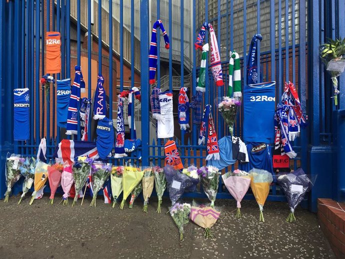 18 September 2019, Scotland, Glasgow: Floral tributes lie at the gate of Ibrox Stadium in remembrance of former Rangers Dutch player Fernando Ricksen who died Wednesday aged 43 after battling with motor neurone disease. Photo: Euan Parsons/PA Wire/dpa