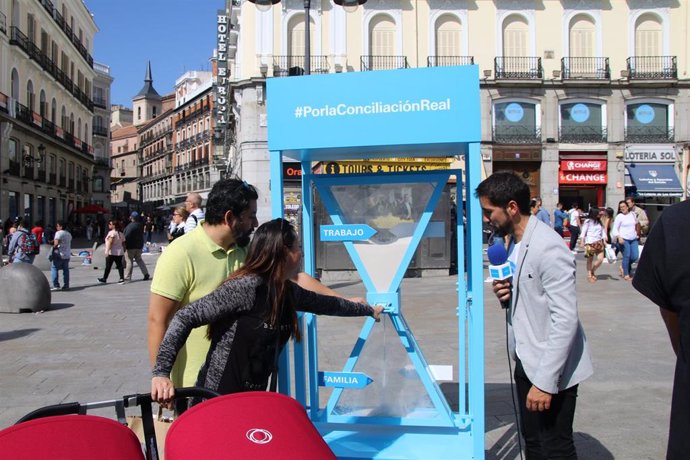 UNICEF Comité Español instala un reloj de arena en la Puerta del Sol de Madrid a favor de la "conciliación real" en la campaña #PorlaConciliaciónReal
