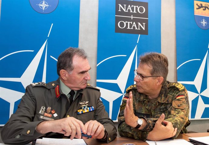 El comandante del Comando de Ulm, Juergen Knappe , habla con el representante del acuertel de la OTAN en esta ciudad de Alemania, Vasileios Gampis