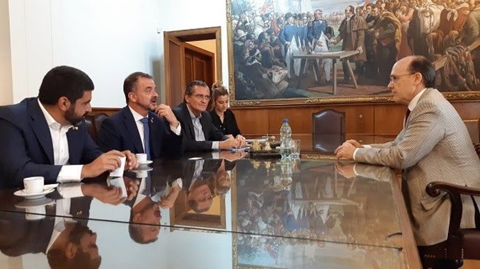 Alfred Bosch i Chakir El Homrani en una reunió a Montevideo amb la Cambra de Comer de l'Uruguai.