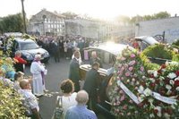 AV.- Cientos de personas despiden a las tres mujeres asesinadas en Valga (Pontevedra)