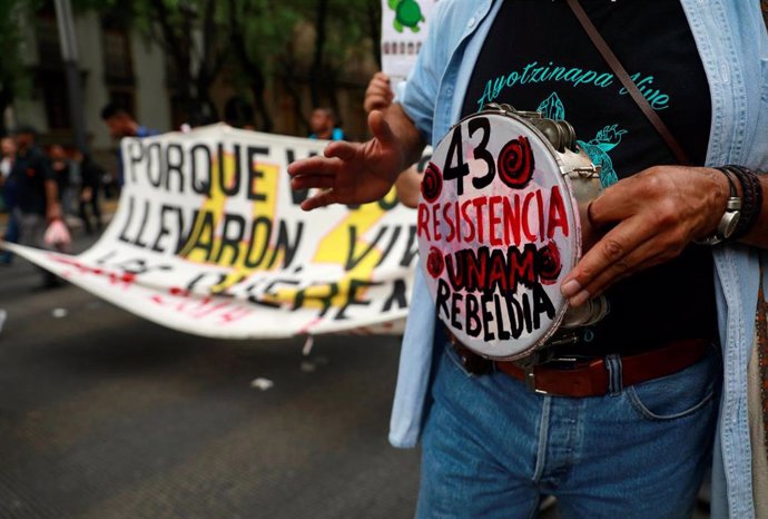 Manifestación en recuerdo de los 43 estudiantes de Ayotzinapa desaparecidos