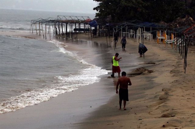La tormenta Lorena se fortalece frente a la costa de México