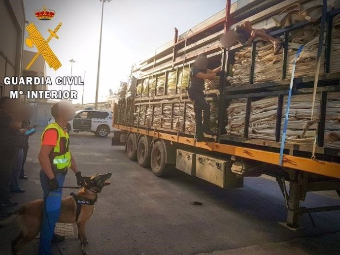 La Guardia Civil auxilia en el Puerto de Almería a personas que intentan acceder a España ocultas en camiones