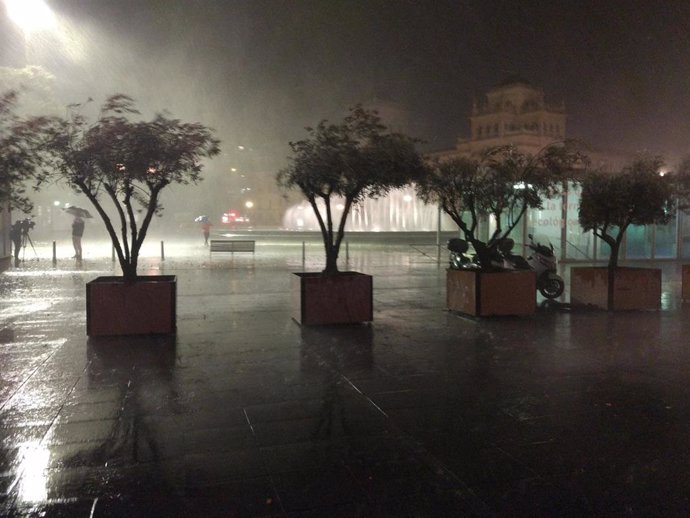 Imagen de la plaza de Zorrilla durante la tormenta