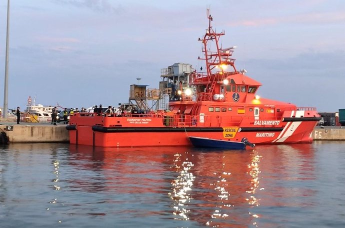 Salvamento Marítimo intercepta una patera en aguas de Ibiza.