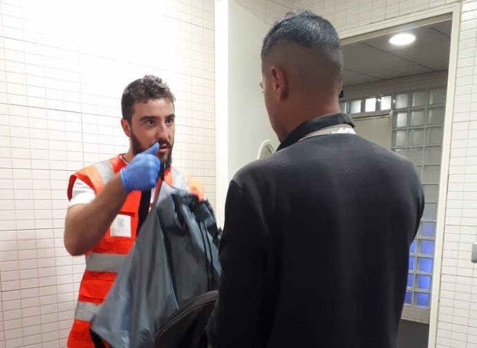 Arriba una pastera amb 10 migrants a Alacant