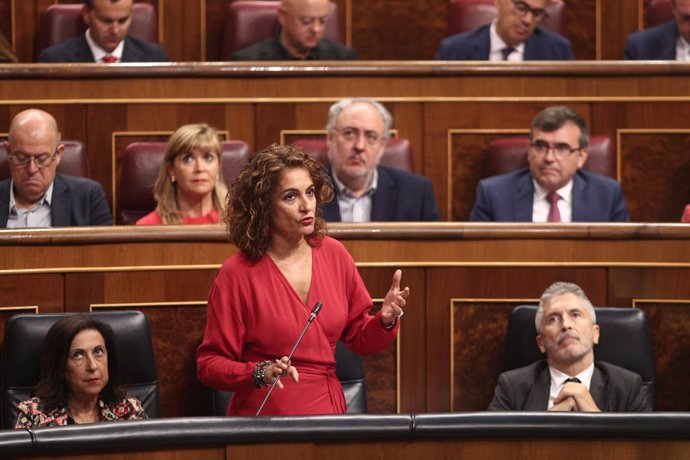 La ministra d'Hisenda en funcions, María Jesús Montero, respon les preguntes dels grups parlamentaris del Congrés, durant la  sessió de control al Govern en funcions un dia després de conéixer-se la quasi plena seguretat d'unes eleccions el