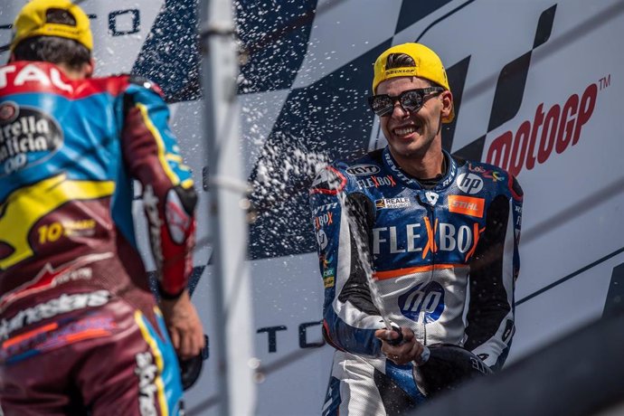 Augusto Fernández celebra en el podio su victoria en el Gran Premio de San Marino