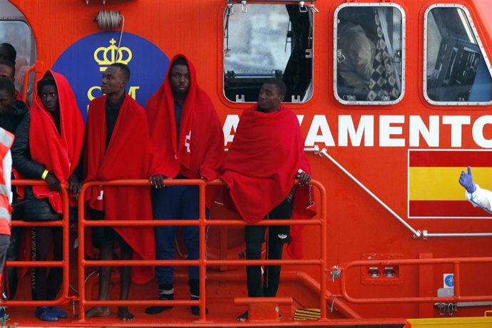 Hombres rescatados por Salvamento Marítimo en una imagen de archivo