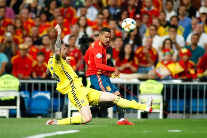 Rodrigo Moreno pugna con el sueco Ekdal durante el España-Suecia de fase de clasificación para la Euro 2020