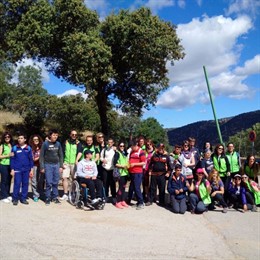 Voluntarios de Rovi, junto a jóvenes de la fundación Deporte y Desafío en una actividad de senderismo.