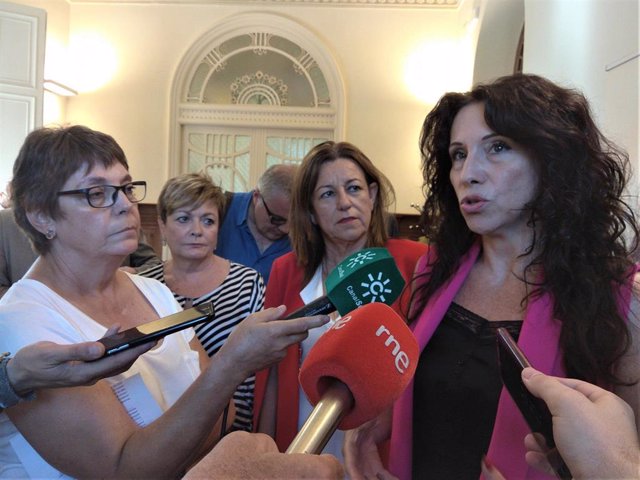 La consejera de Igualdad de la Junta de Andalucía, Rocío Ruiz, atiende a los medios en Almería