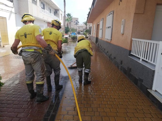 Miembros de la Unidad de Defensa contra los Incendios Forestales (UDIF) trabajando en limpieza de calles en Los Alcázares