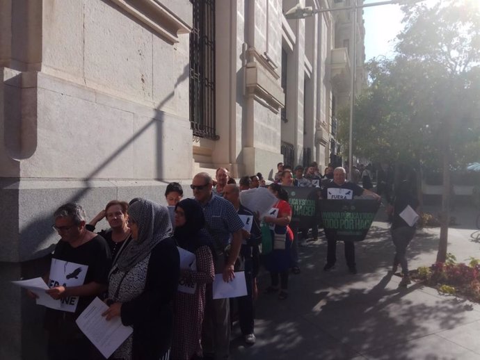 Afectados por la venta de viviendas de la EMVS a un fondo buitre presentan instancias en el Ayuntamiento de Madrid