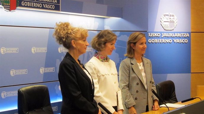 Olga Santamaría (directora de Kontsumobide), Sonia Pérez (consejera de Consumo de Gobierno Vasco) y Asunta de la Herrán (asesora jurídica)