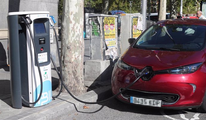 Un coche se carga en un punto de recarga para coches eléctricos en Madrid.