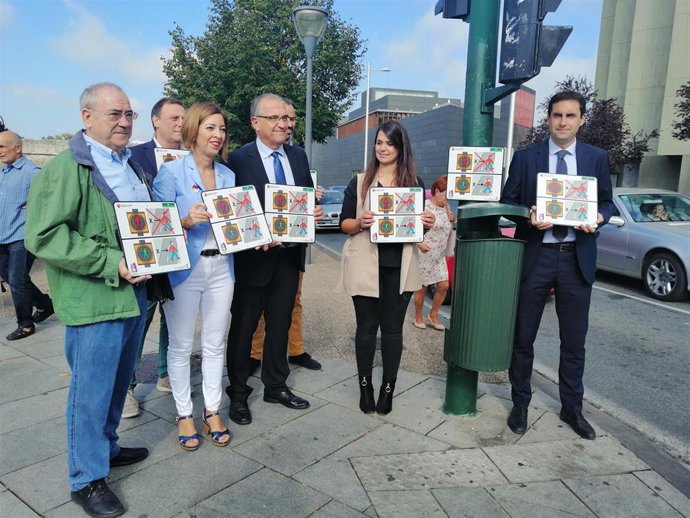 El alcalde de Pamplona, Enrique Maya, y Amaya Áriz, de ANA, en el centro, presentan los pictogramas en los semáforos