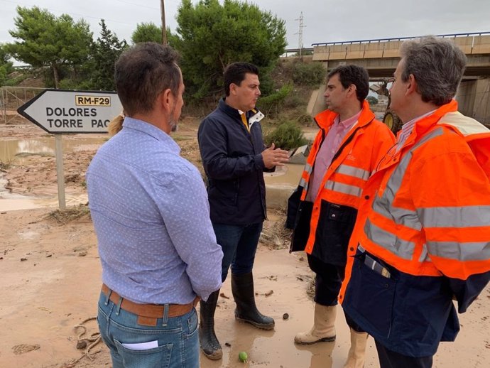 El consejero de Fomento e Infraestructuras, José Ramón Díez de Revenga, junto al alcalde de San Javier, nombrado Comisionado Especial para la ayuda a los damnificados en la Región de Murcia por las inundaciones