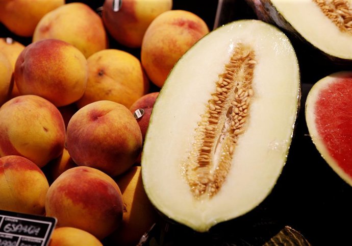 Préssecs, síndries i melons en un mercat.
