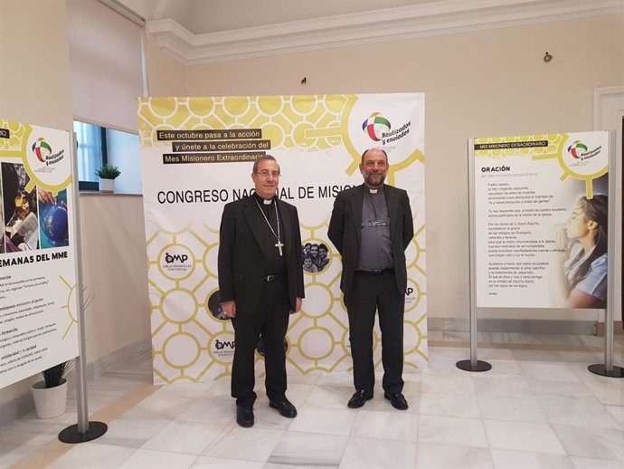 El arzobispo de Pamplona, Francisco Pérez, (izquierda) y el director nacional de Obras Misionales Pontificias, José María Calderón