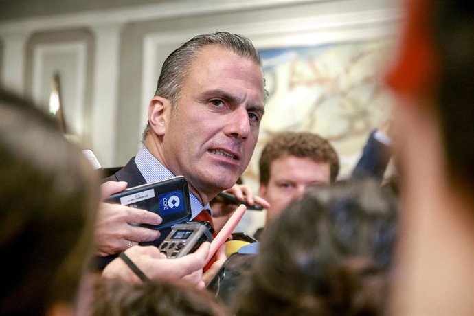 El secretario general de Vox, Javier Ortega Smith, atiende a los medios de comunicación, a su llegada a un desayuno informativo del alcalde de Marid, José Luis Martínez- Almeida.