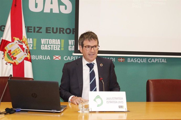 El alcalde de Vitoria, Gorka Urtaran, en una rueda de prensa