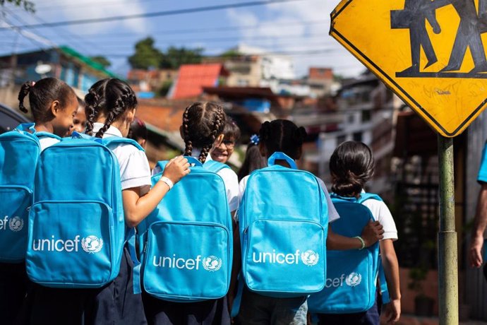 Niños reciben mochilas de UNICEF en Venezuela