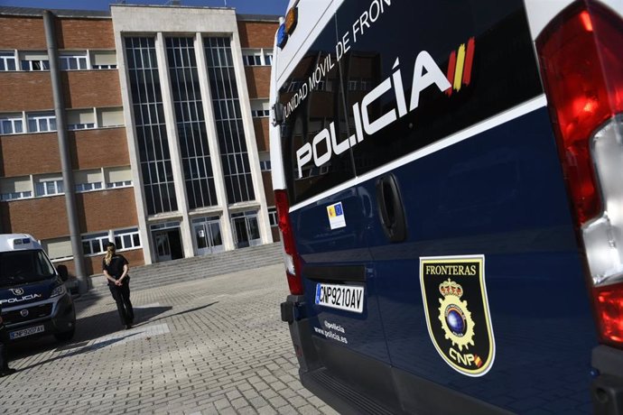 La Policía Nacional presenta diez furgones para reforzar las fronteras terrestres y marítimas del sur de España