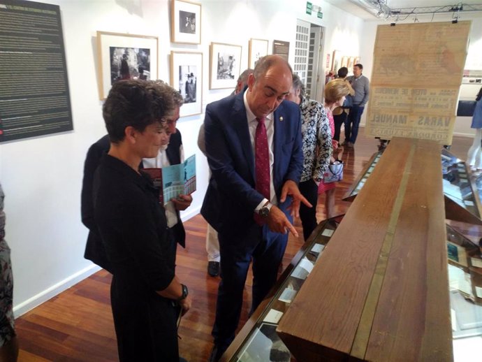 El presidente de la Diputación (D) visita la exposición del Teatro Juan Bravo sobre Menéndez Pidal, acompañada por la comisaria Sara Catalán.