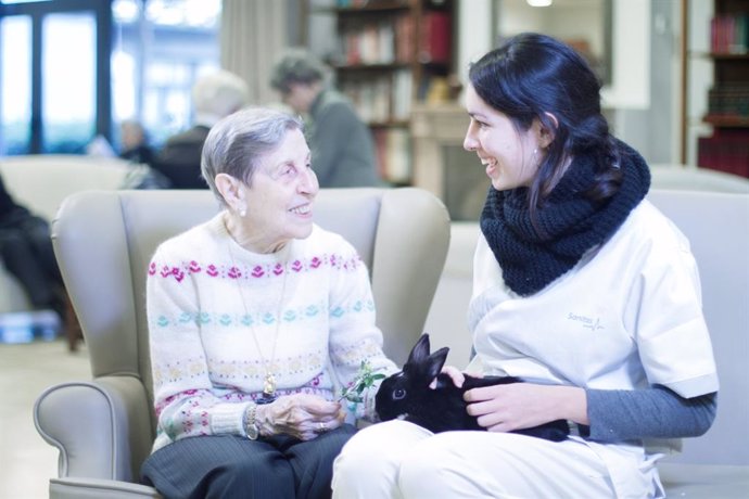 Anciana con Alzheimer junto a su cuidadora. 