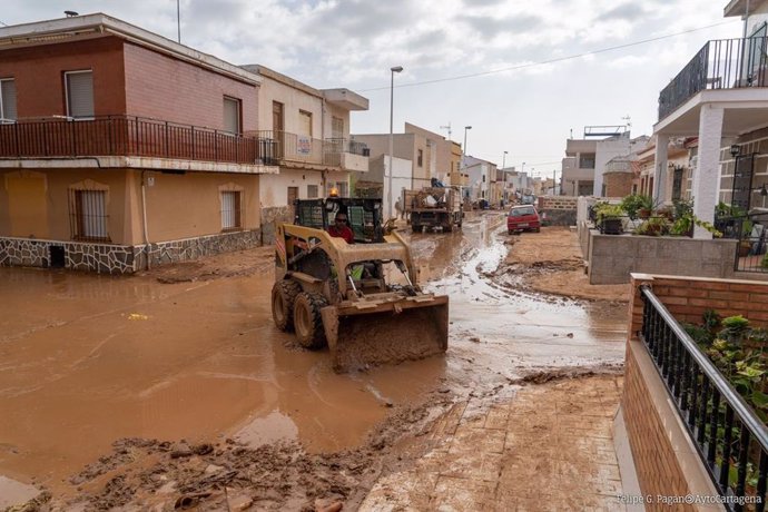 Limpieza operarios y vecinos calles del municipio de Cartagena tras el paso de las llluvias torrenciales, DANA, gota fría