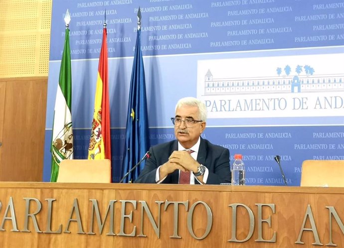 El portavoz adjunto del Grupo Socialista, Manuel Jiménez Barrios, en rueda de prensa