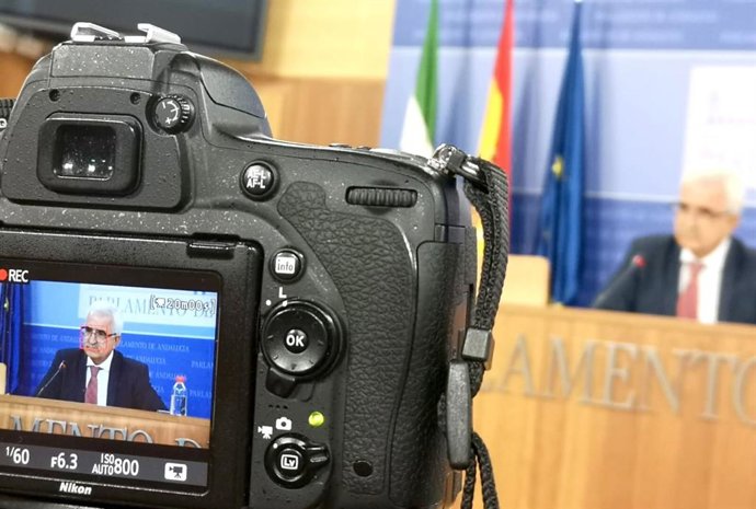 El portavoz adjunto del PSOE-A en el Parlamento andaluz, Manuel Jiménez Barrios, en rueda de prensa