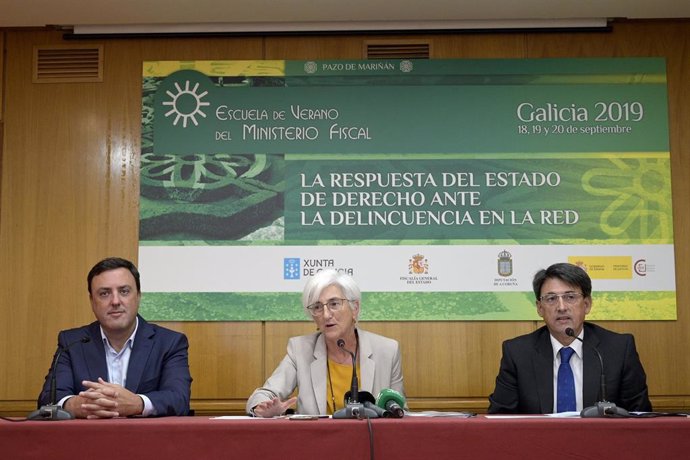 La fiscal general del Estado, María José Segarra(c), durante su visita a la Escuela de Verano del Ministerio Fiscal, en la que ha estado acompañada del Presidente de la Diputación de A Coruña Valentín Gonzalez Fomoso (i) y el Director Xeral de Xustiza e