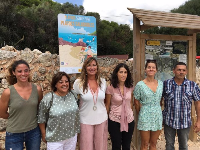 La consellera de Salud, Patrícia Gómez, en la primera playa sin humo de Menorca