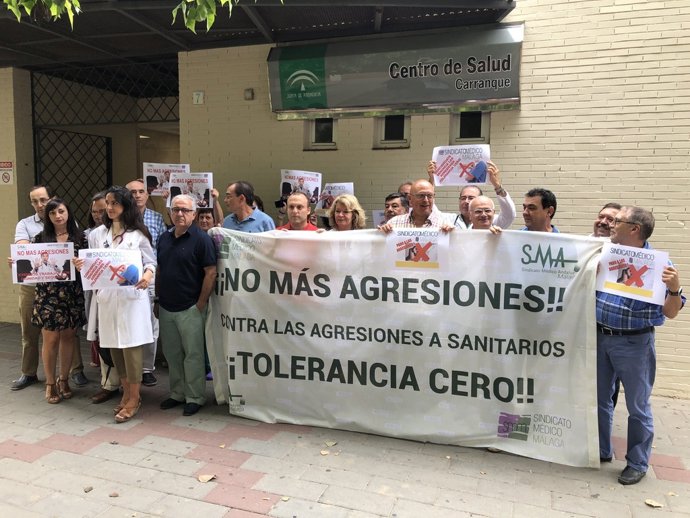 Concentración en carranque tras una agresión a una doctora