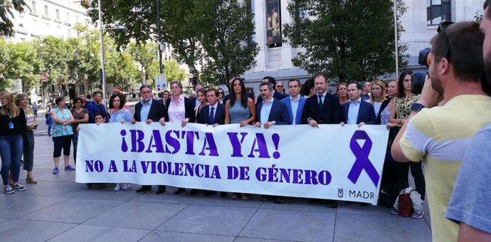 Minuto de silencio en Cibeles convocado por el Ayuntamiento de Madrid contra la violencia de género