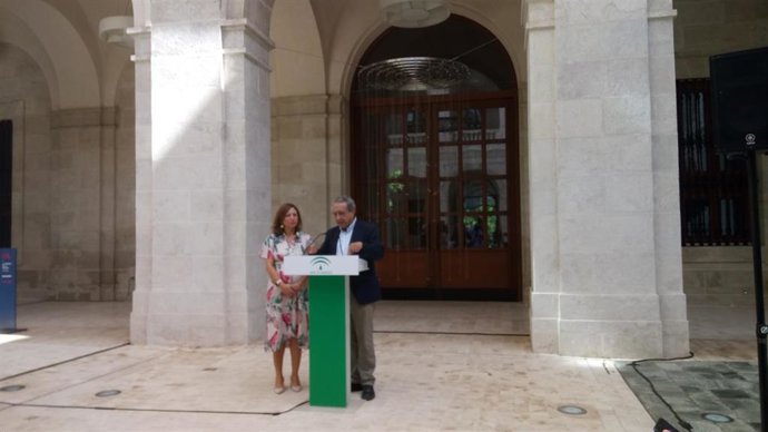 El rector de la Universidad de Málaga, José Ángel Narváez, interviene en una rueda de prensa junto a la delegada del Gobierno andaluz en Málaga, Patricia Navarro.