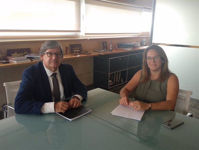 El presidente del Parlament, Vicen Thoms, con la presidenta del Consell de Menorca, Susana Mora