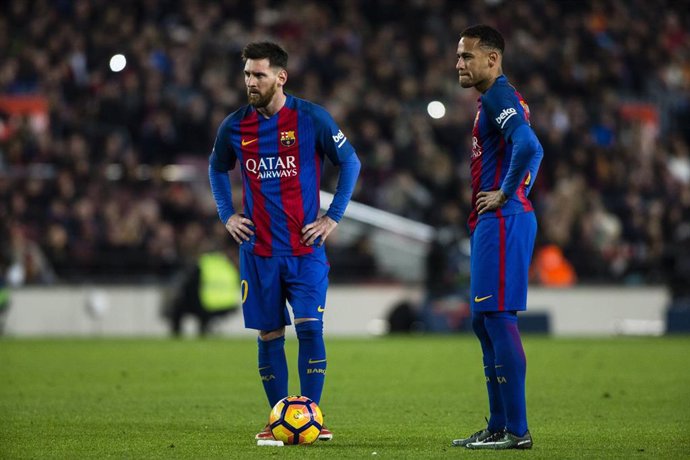 BARCELONA, SPAIN - DECEMBER 18:  The FC Barcelona player Lionel Messi from Argentina and The FC Barcelona player Neymar da Silva from Brasil during the Barcelona derby match of La Liga between FC Barcelona vs RCD Espanyol at the Camp Nou stadium on De
