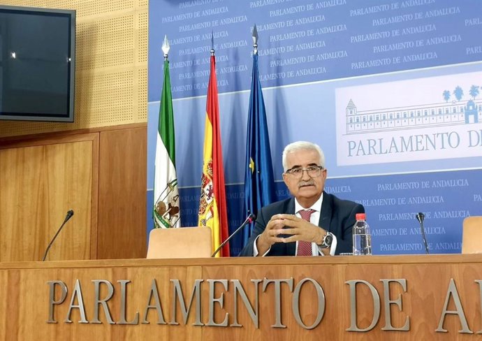 El portavoz adjunto del Grupo Socialista, Manuel Jiménez Barrios, en rueda de prensa